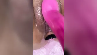 Redbone plays with her fat vagina