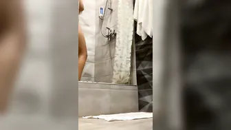 RitaFox washes and masturbates her twat into the shower