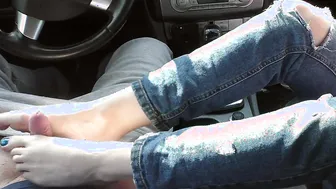Toejob into vehicle