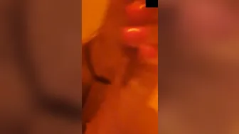 دختره به کیر پسره میگه قربونش برم بچه امه. پسره م آبشو میریزه تو دهن دختره
