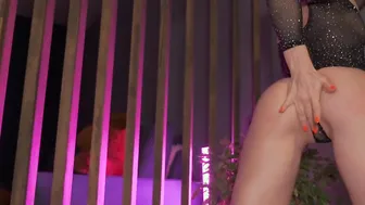 Slender chick is dancing for you do you like this Bae body? Ill cum at the end.