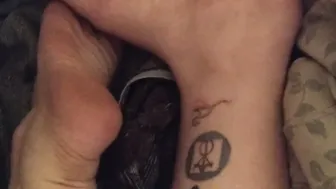 Huge dick jizzes on soles and she spreads her foot