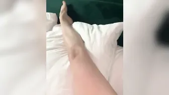 Hot bimbos with Goddess toes masturbating