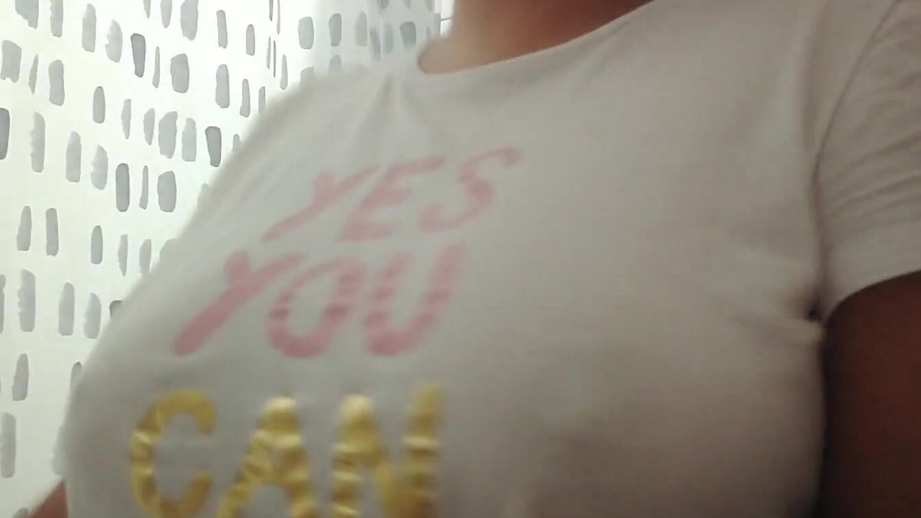 Chica Cutie Tetona con camiseta mojada JOI EN ESPAÑOL / Beauty women with leaking T-shirt JOI INTO SPANISH 4kPorn.XXX
