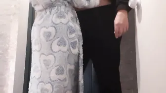 Пока моя мать была в спальне мы с моей девушкой трахались в прихожей - lesbian_illusion