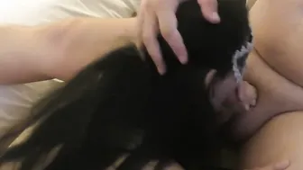 Femme aime sucer la bite et adore sperme sur son visage