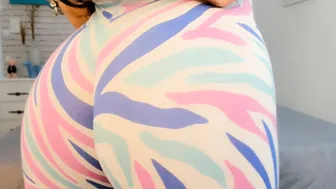 Goddess gigantic booty and huge melons hispanic from brazil try on haul tight yoga leggings camel toe twerking