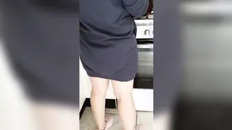 Step milf inside mini skirt without underwear preparing food inside the kitchen