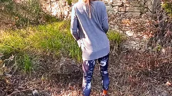 Pee Joi en Plein Air. Ses mots cochonnes et sa Irresistible Pisse te vont faire bien vite Jouir