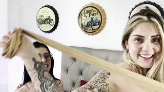 Sara Blonde y Katty Blake en su primer encuentro lesbico