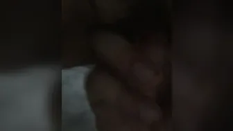 Mi trova con la figa piena e me la apre con three dita