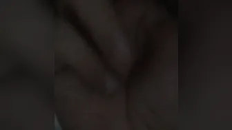 Mi trova con la figa piena e me la apre con three dita