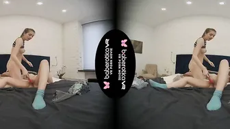 Solo Women Eliza Thorn is relaxing Daineris inside VR