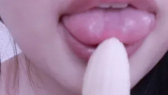 バナナの先端をぬるぬる舐めて擬似フェラ