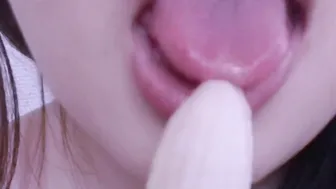 バナナの先端をぬるぬる舐めて擬似フェラ