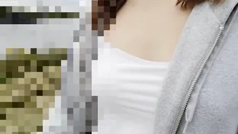 【屋外露出】散歩中我慢できずにおっぱいぽろりしちゃう