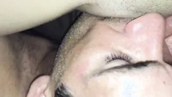 Femme qui filme son compagnon lui lécher le clitoris