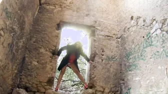 Schlampe Outdoors inside der Burg gefickt