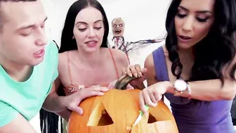 Stepmoms Blowjob Stucked Into Halloween Pumpkin Stepson Helps With His Huge Cock - Tia Cyrus Johnny