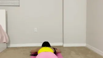 Una Chica Estira su Cuerpo