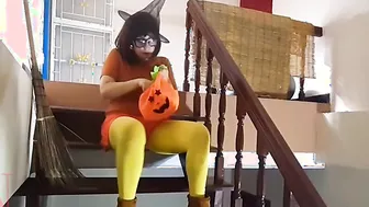 HALLOWEEN 2021 SCOOBY DOO Velma Dinkley Yellow stockings Performing inside mature house at stairway. Regina Noir
