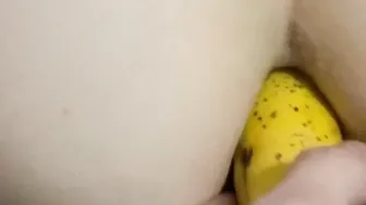 MI INFILA UNA BANANA GRANDE TUTTA NEL CULO