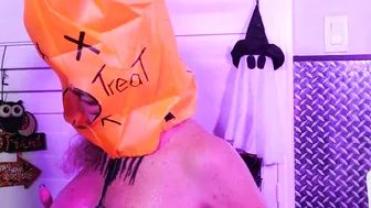 Trick or Treat: Slutty Housewife Blows off three Neighbor on Halloween