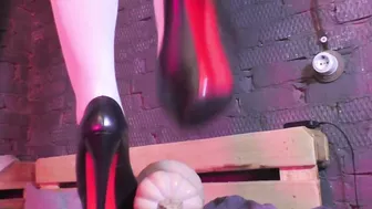 Nylon Foot Rubbing The Gigantic Elongate Pumpkin