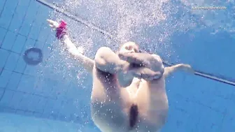 Elena Proklova spreading legs underwater
