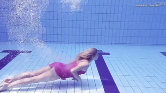 Russian Hot beauty Elena Proklova swims nude