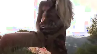 Une fille mignonne pose et pisse a lexterieur