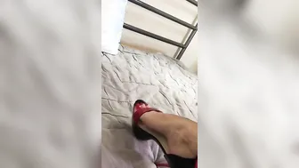 Dangling feet/heels