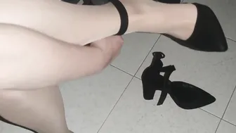 Skank who wants to cum into her heels 