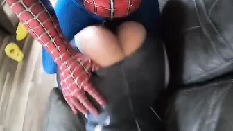 Spidey bussin cheeks on the couch