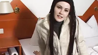 Teens fingert sich hardcore beim Casting im Hotel