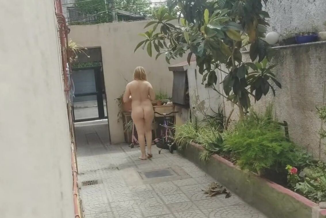 Voyeur la vecina desnuda en el pasillo y la miran desde la calle 4kPorn.XXX
