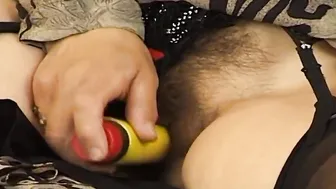 Notgeile Oma will vom jungen Nachbarn gefickt werden