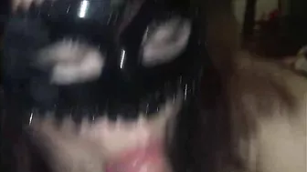 Une femme masquée suce son homme en pov