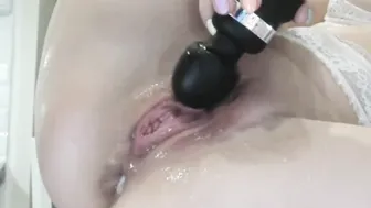 She has a gigantic Squirt into the first Anal