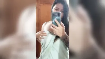 Goddess caliente colombiana se toca en toalla