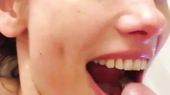 Pipi dans la bouche de ma femme elle adore boire ma pisse 