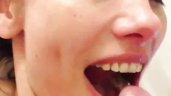 Pipi dans la bouche de ma femme elle adore boire ma pisse 