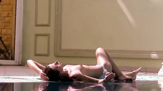 StephaniaMoon - Erotic Under Water Swimming with Real Couple