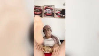 Arab giving female anatomy lessons using her snatch as a sample if you want to view the full sex tape su