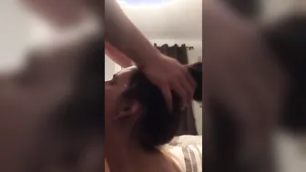 Belle gourmande dévore la bite de son petit ami un régal