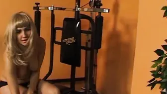 Grose Titten Blonden fingert ihre Vagina im Fitness Raum