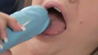 Slutty Bombshell Kali Lane Finger Fucked Her Pussy Until She Ejaculates