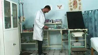 Perverted gynecologist offer the cougar patient a rough squirt fucked
