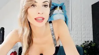 Woman Gets Her Pussy Wet