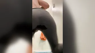 Hot inked MILF pees grey yoga leggings- held all day